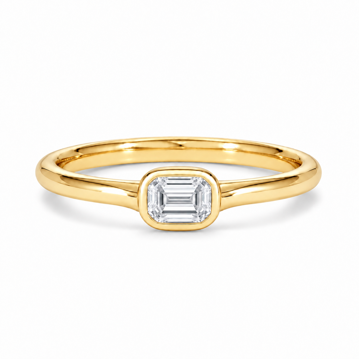 Gold solitaire ring with a round diamond